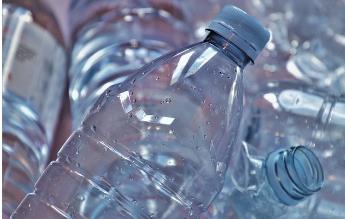 微生物和微塑料相互作用：有利于微塑料表面生物被膜的形成